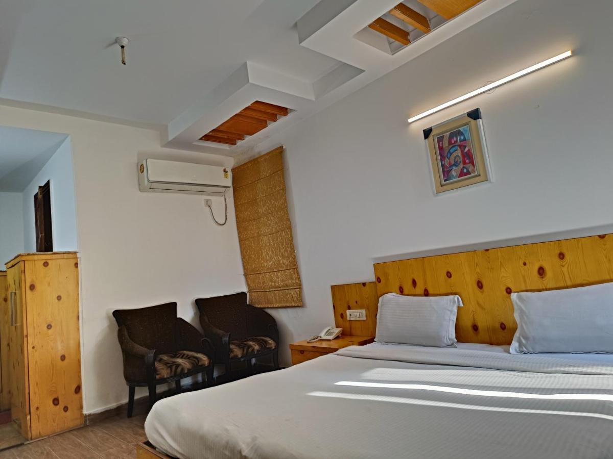 Hotel Tjs Grand Delhi  Ngoại thất bức ảnh