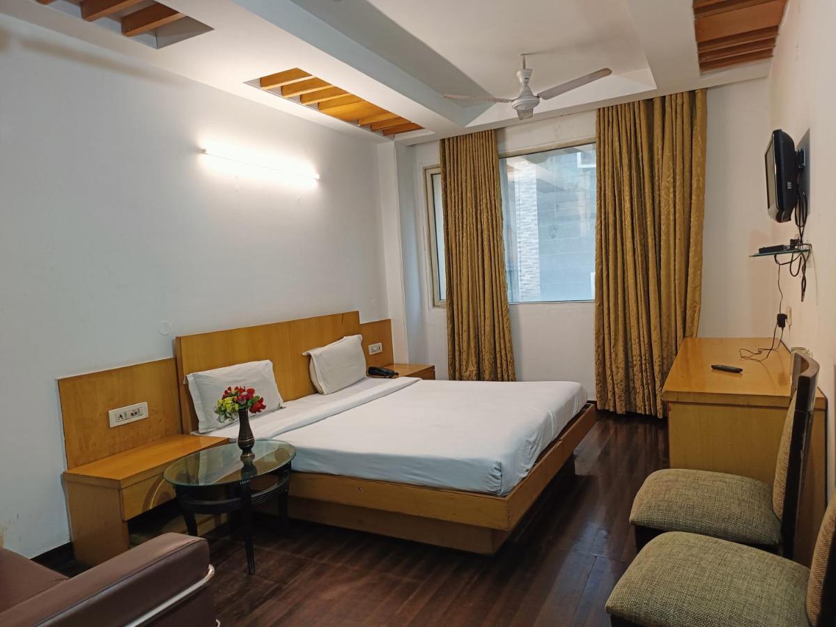 Hotel Tjs Grand Delhi  Ngoại thất bức ảnh